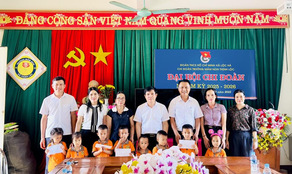 Xã Lộc Hà trao quà Trung thu cho các em học sinh có hoàn cảnh khó khăn tại Trường học và các em khuyến tật có hoàn cảnh đặc biệt khó khăn tại các thôn.