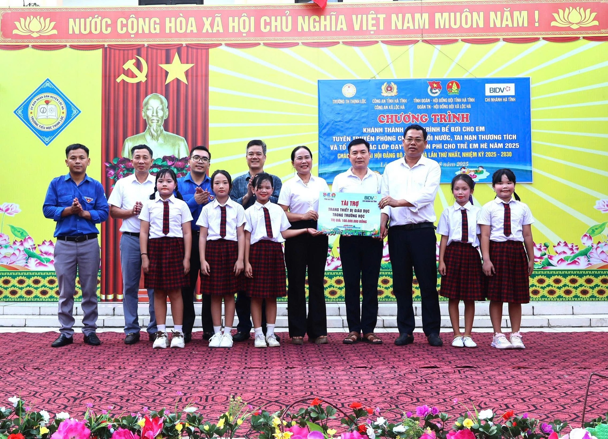 BÀN GIAO ĐƯA VÀO SỬ DỤNG CÔNG TRÌNH BỂ BƠI CHO TRƯỜNG TIỂU HỌC THỊNH LỘC, XÃ LỘC HÀ.