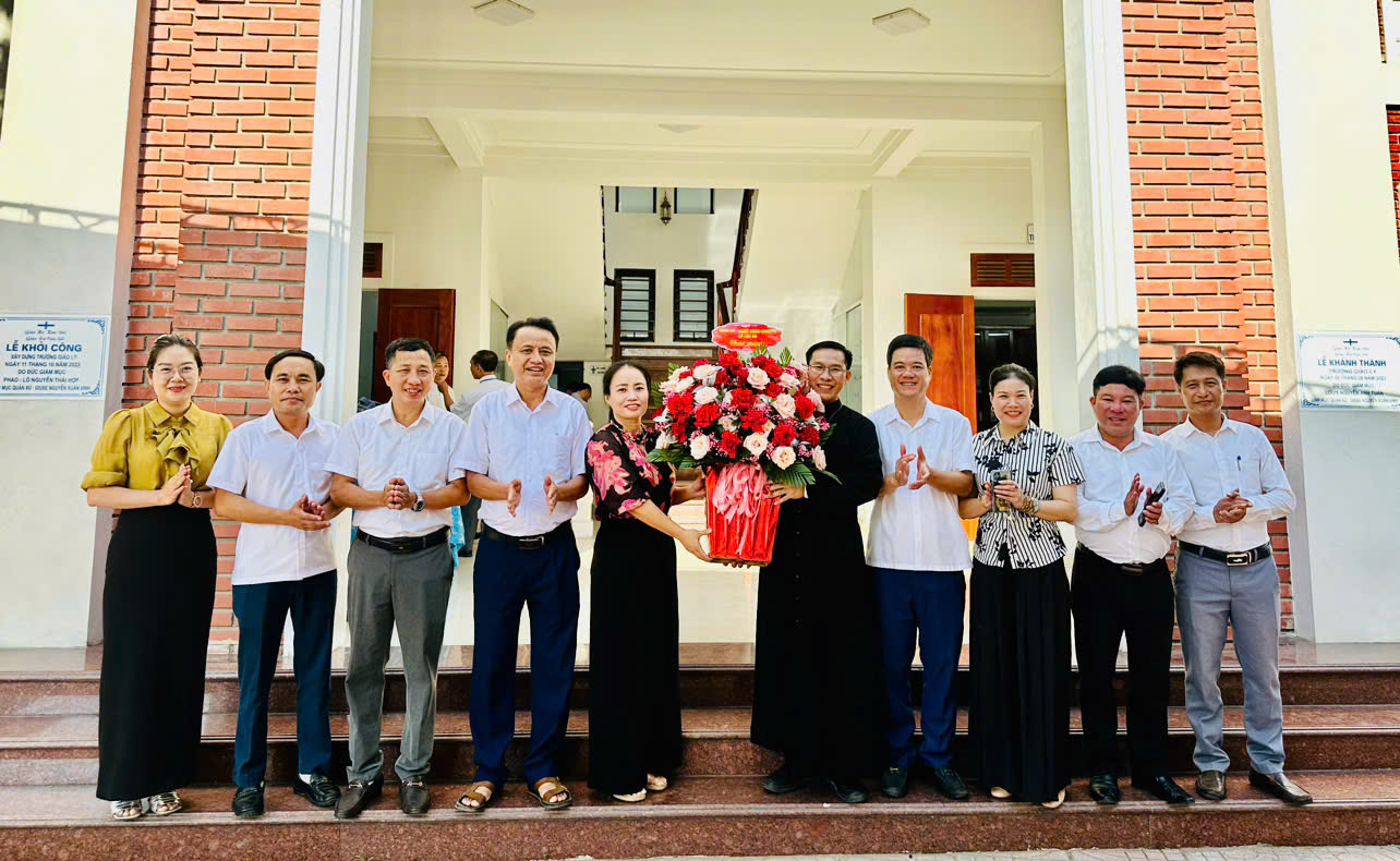 LÃNH ĐẠO XÃ LỘC HÀ TỔ CHỨC GẶP MẶT TẶNG HOA CHÚC MỪNG TÂN LINH MỤC TRẦN NGỌC TIN GIÁO XỨ CỬA SÓT.