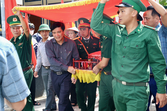 Lộc Hà trang trọng tiễn đưa hài cốt liệt sĩ Trần Văn Cầm về an nghỉ tại quê hương 