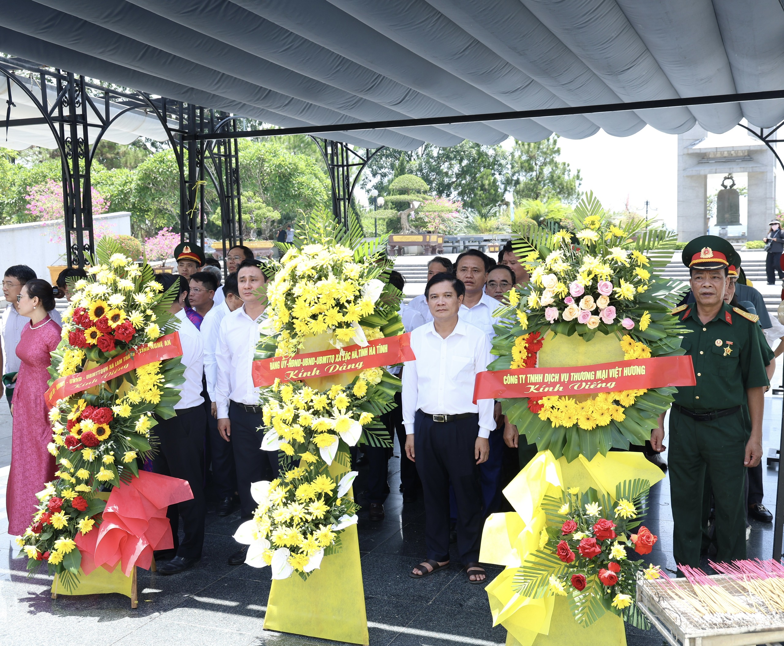 Đoàn công tác xã Lộc Hà dâng hoa, dâng hương tri ân các Anh hùng Liệt sĩ tại các “địa chỉ đỏ” trên địa bàn tỉnh Quảng Trị