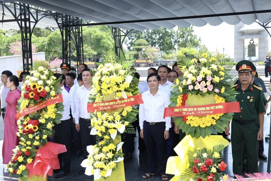 Đoàn công tác xã Lộc Hà dâng hoa, dâng hương tri ân các Anh hùng Liệt sĩ tại các “địa chỉ đỏ” trên địa bàn tỉnh Quảng Trị