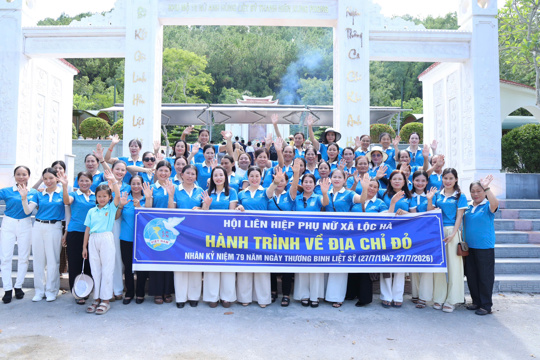 Hội Liên hiệp Phụ nữ xã Lộc Hà dâng hương tri ân tại Khu di tích lịch sử Ngã ba Đồng Lộc 