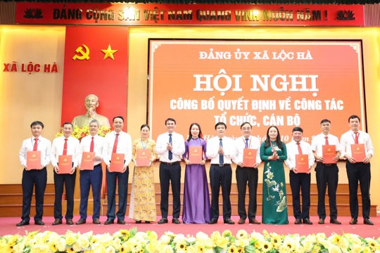 Lộc Hà tổ chức chào cờ đầu tháng 10, kiện toàn tổ chức đảng và triển khai nhiệm vụ trọng tâm