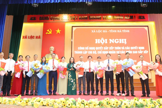 Xã Lộc Hà tổ chức Lễ chào cờ tháng 7; công bố tổ chức bộ máy 11 thôn mới sau sắp xếp và tham dự Hội nghị toàn quốc sơ kết mô hình chính quyền 3 cấp