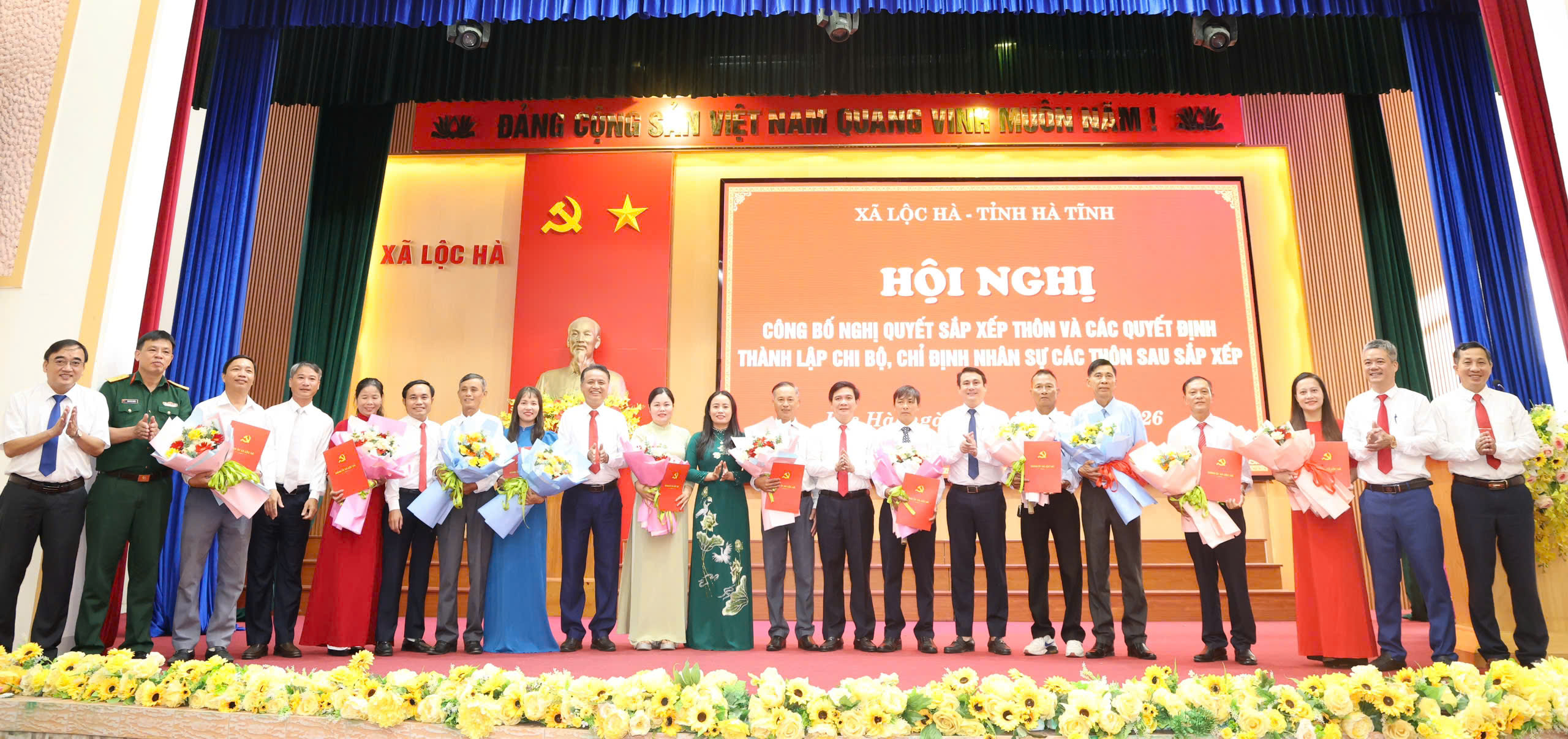Xã Lộc Hà tổ chức Lễ chào cờ tháng 7; công bố tổ chức bộ máy 11 thôn mới sau sắp xếp và tham dự Hội nghị toàn quốc sơ kết mô hình chính quyền 3 cấp