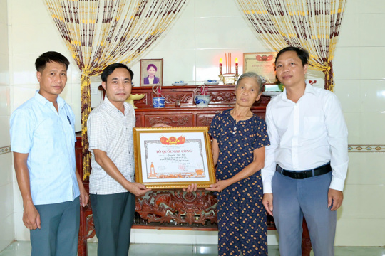 Xã Lộc Hà trao Bằng “Tổ quốc ghi công” cấp lại cho thân nhân 7 liệt sĩ