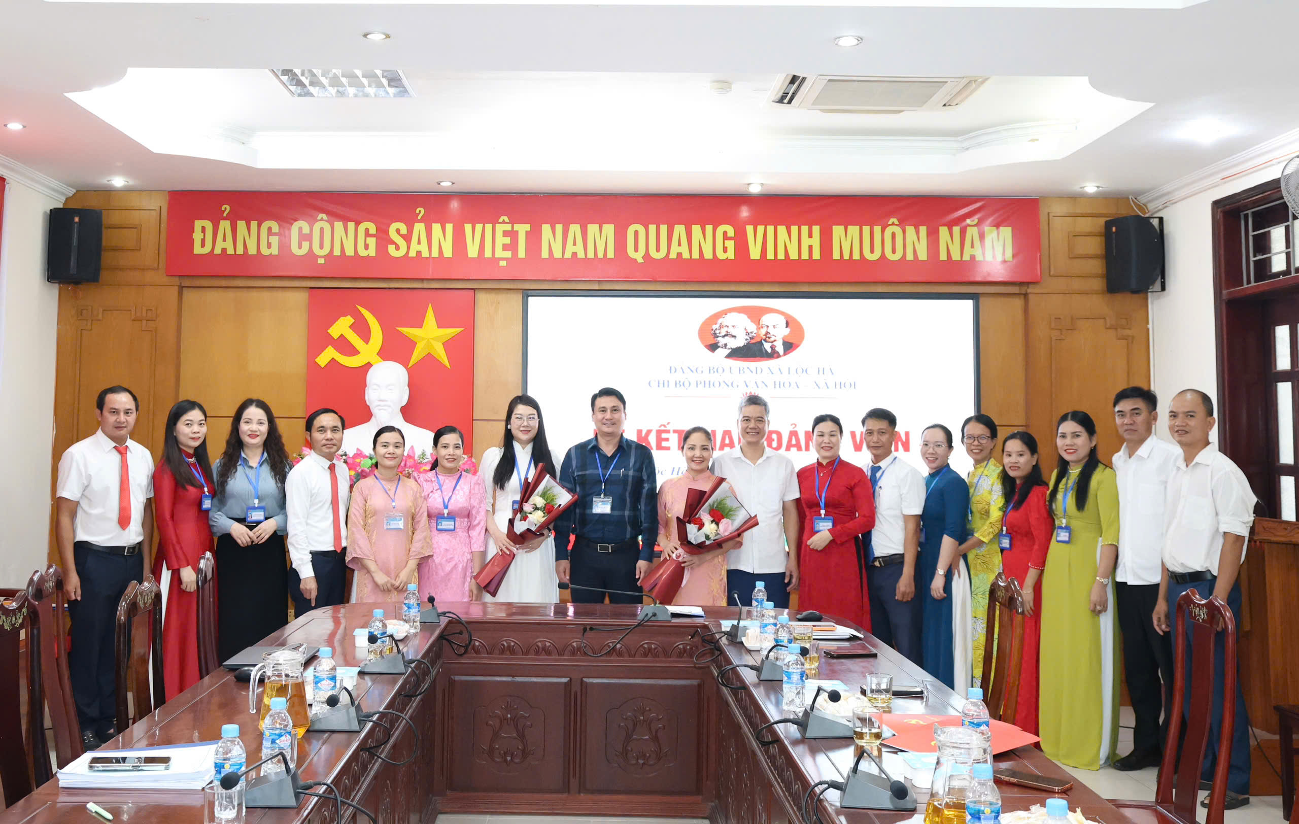 Chi bộ Phòng Văn hóa - Xã hội xã Lộc Hà kết nạp 02 đảng viên mới