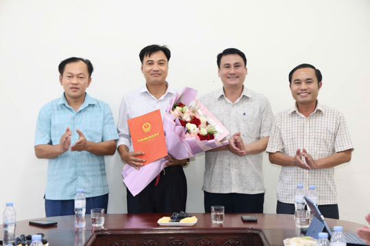 Lộc Hà công bố quyết định tiếp nhận viên chức Trung tâm Dịch vụ tổng hợp xã 