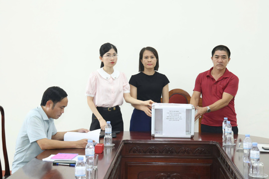 Trung tâm dịch vụ tổng hợp xã Lộc Hà tổ chức mở niêm phong thùng phiếu trả giá theo phương thức chào giá cạnh tranh cho thuê tài sản công 