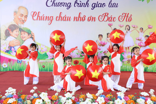 Xúc động chương trình “Chúng cháu nhớ ơn Bác Hồ” của cô và trò Trường Mầm non Thạch Kim