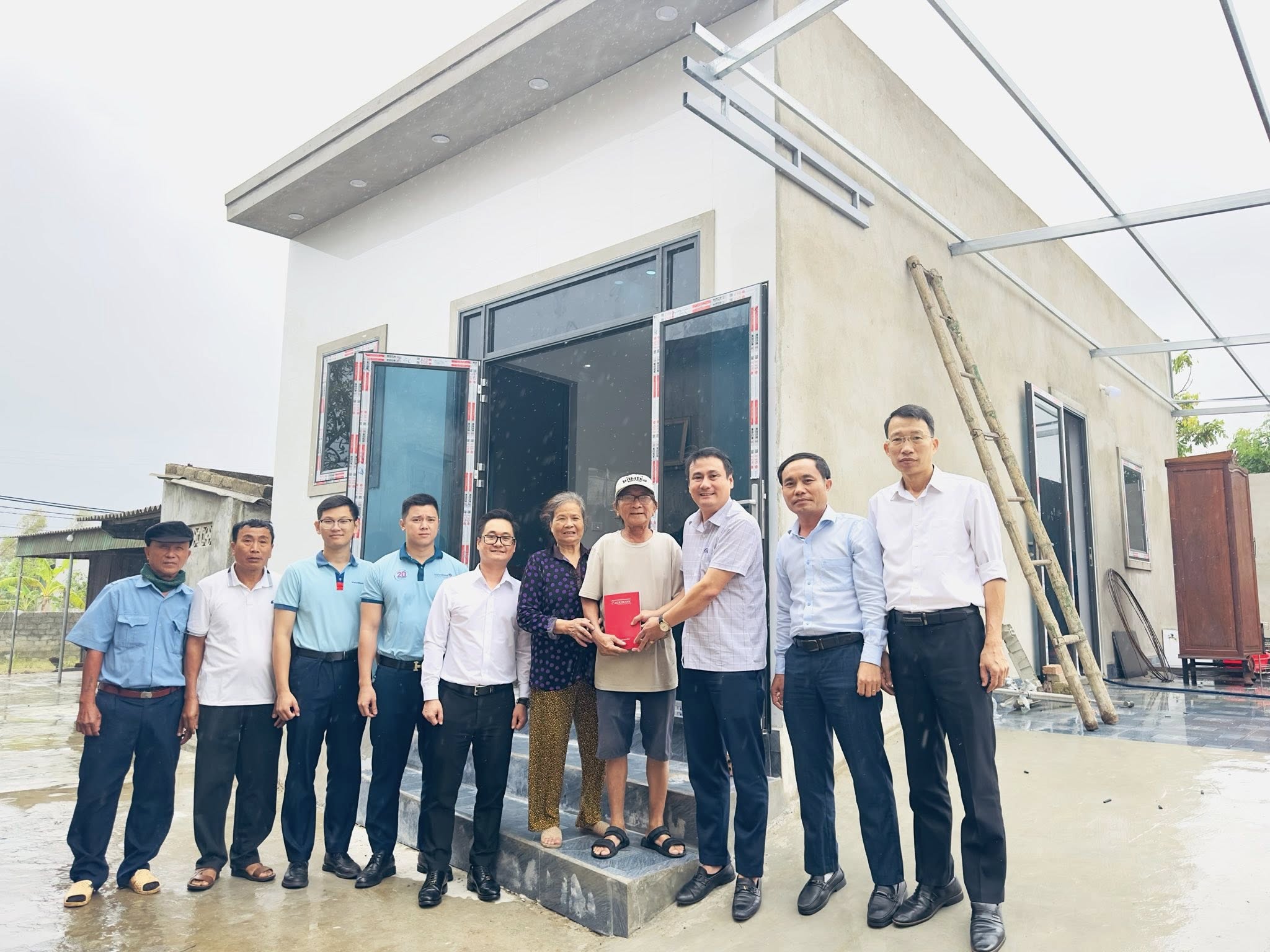 Đồng chí Nguyễn Việt Cường - Chủ tịch UBND xã cùng các Nhà tài trợ trao tặng 40 triệu đồng hỗ trợ gia đình chiến sỹ bảo vệ Thành cổ Quảng Trị 